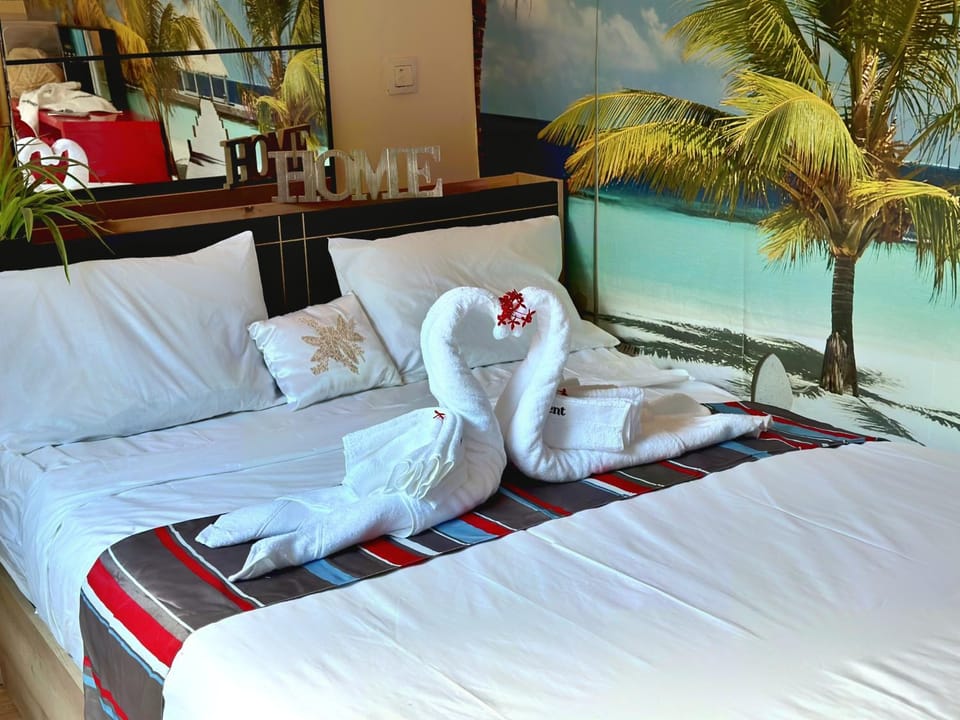 Bed, Bedroom, towels
