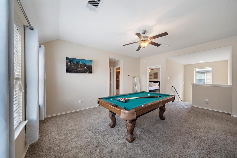 Near IAH Houston Home Yard BBQ Games Wi-Fi Pets House in Houston