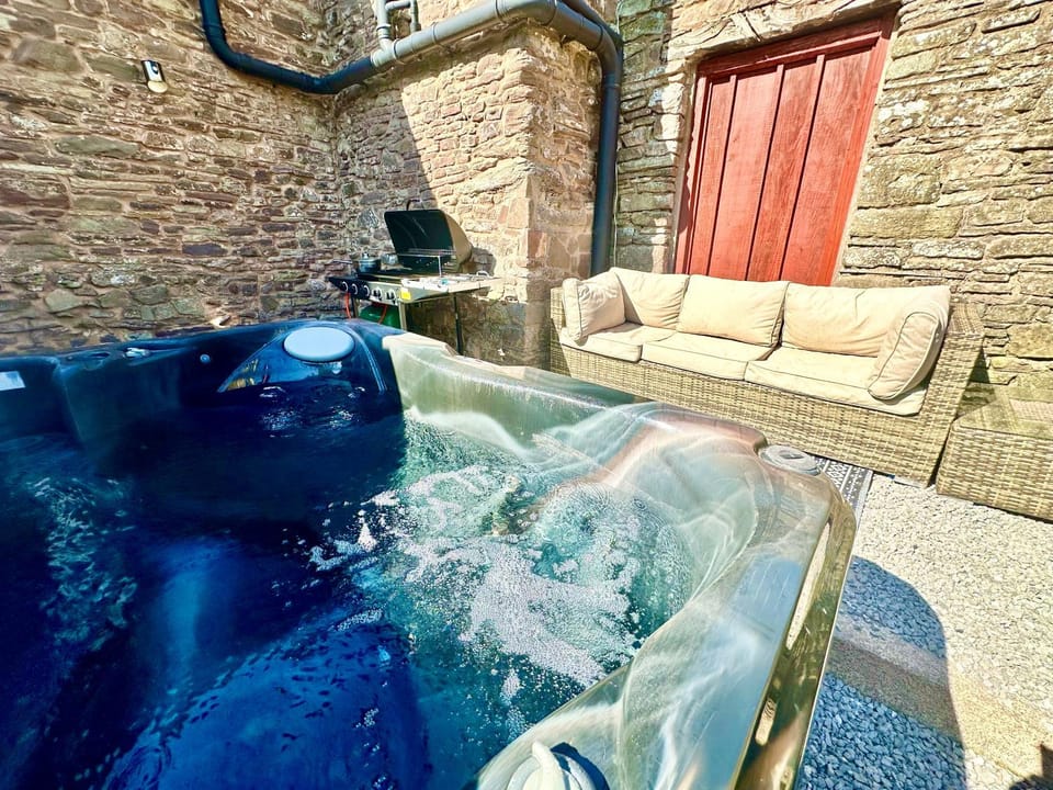 16th Century Farm House,6 Beds,5 BATHROOMS,SLEEPS 15,BBQ,HOT TUB,CINEMA ROOM WITH SURROUND SOUND,With Cymru Holidays House in Wales
