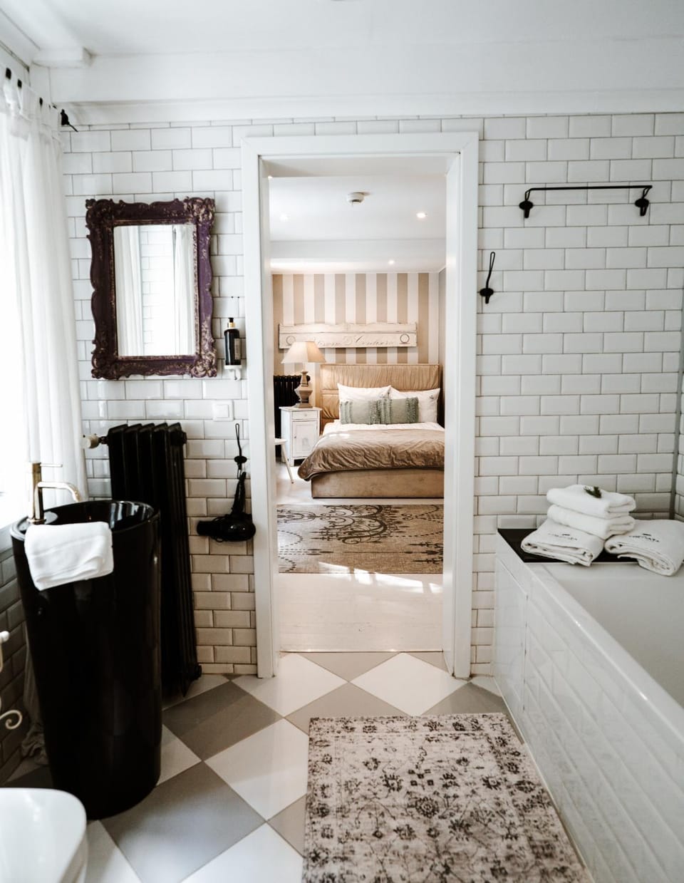 Toilet, Bed, Bathroom, Photo of the whole room, Bedroom, Bath, towels