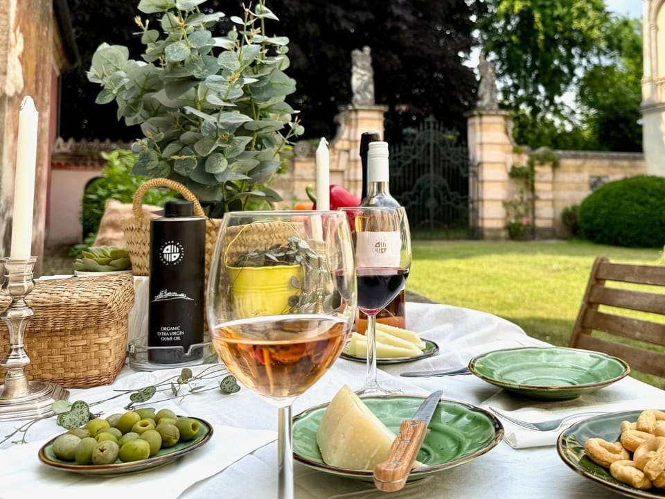 Food and drinks, Garden view