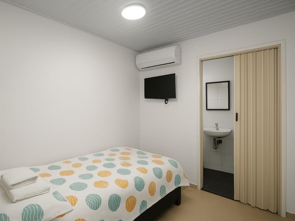 Bed, TV and multimedia, Decorative detail, air conditioner