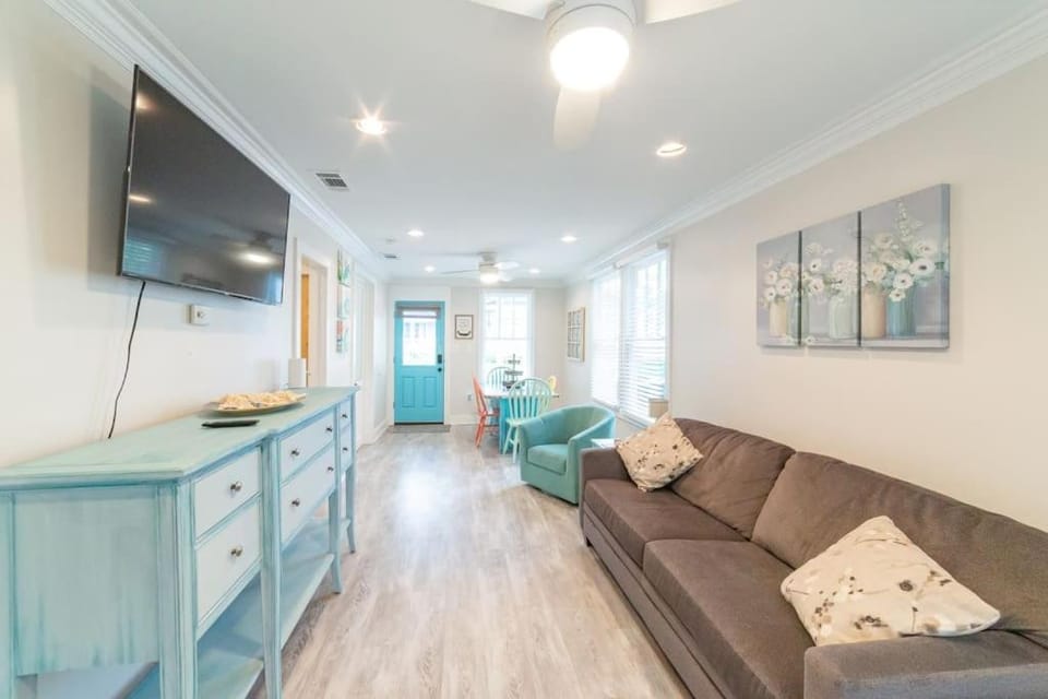 Living room, Seating area, Evening entertainment
