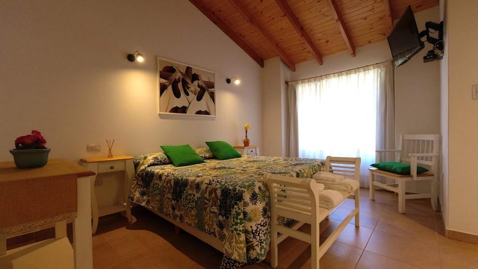 Bed, TV and multimedia, Living room, Photo of the whole room, Bedroom, Breakfast, towels