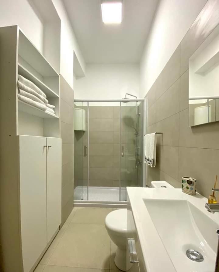 Shower, Toilet, Bathroom, towels