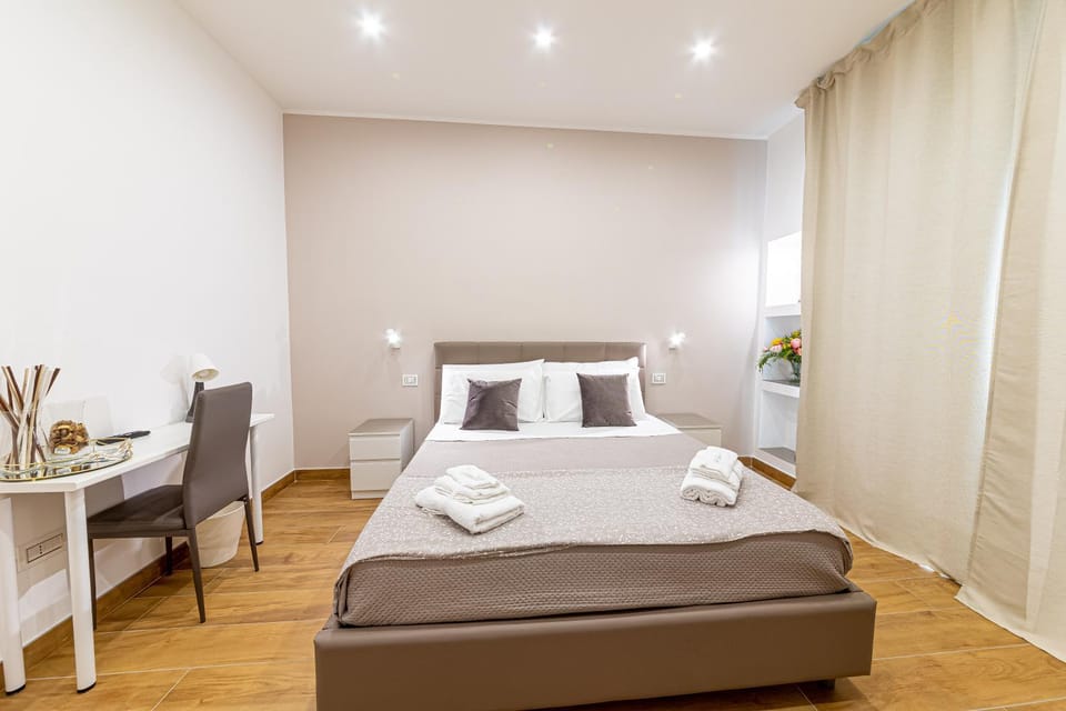 Bed, Photo of the whole room, Bedroom, towels