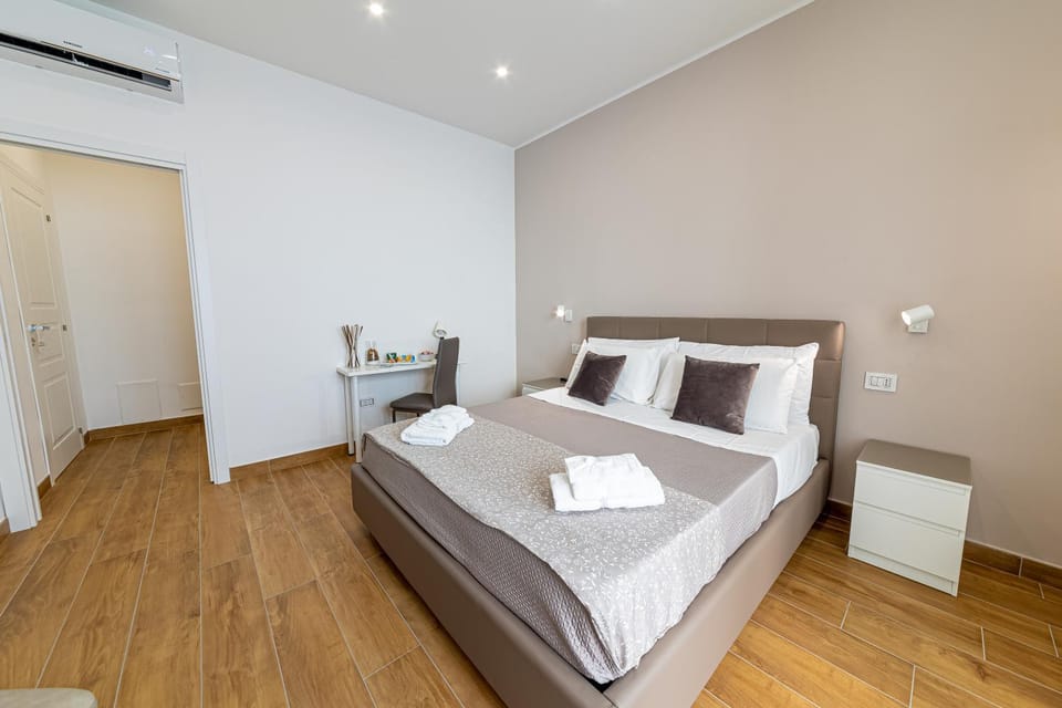 Bed, Bedroom, towels