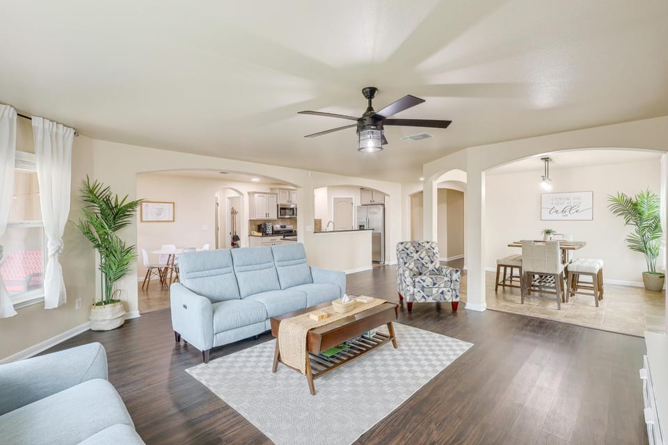 8 Mi to Fort Cavazos! Modern Home with Fire Pit House in Killeen