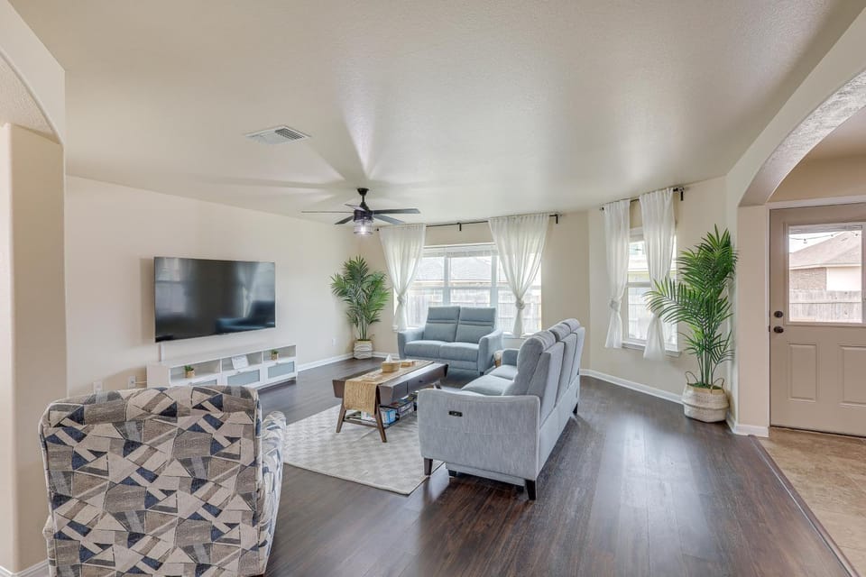 8 Mi to Fort Cavazos! Modern Home with Fire Pit House in Killeen