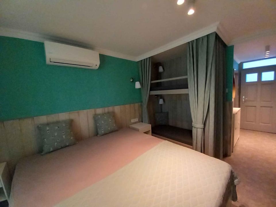 Bedroom, air conditioner