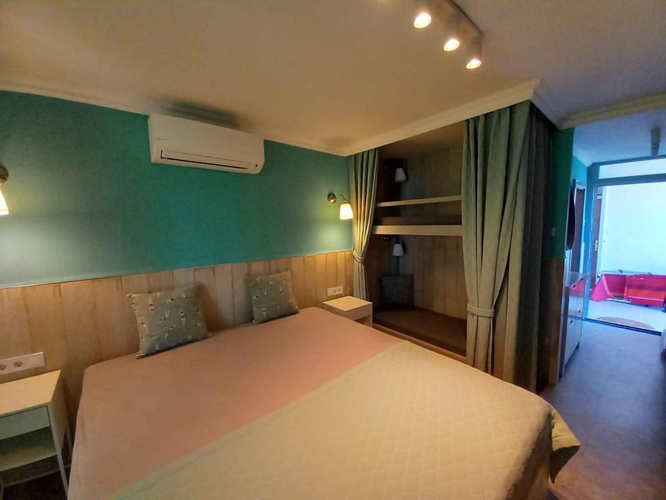 Bedroom, air conditioner