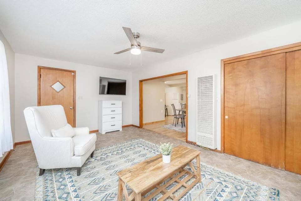 Cozy 1 Bed 1 Bath Home with Garage and Fenced Yard House in Wichita