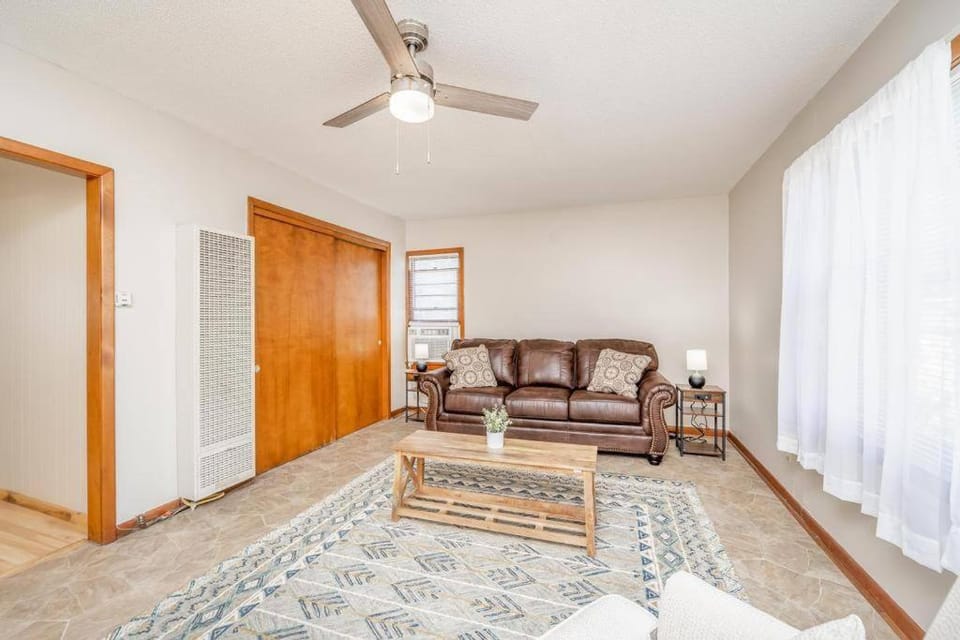 Cozy 1 Bed 1 Bath Home with Garage and Fenced Yard House in Wichita