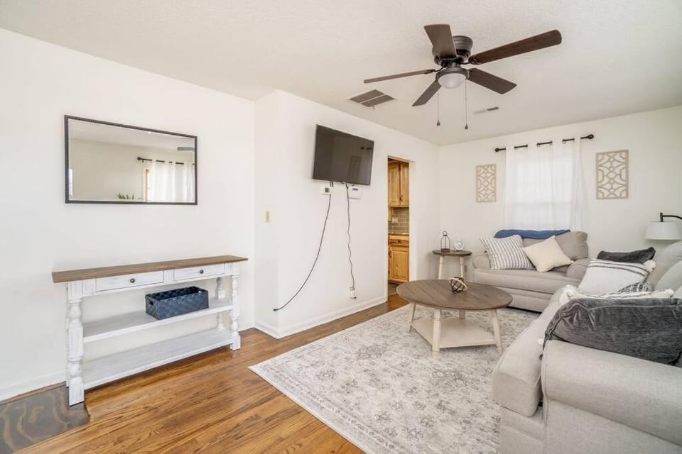 2 Bed 1 Bath Home w 2 Car Garage & Fenced Yard House in Wichita