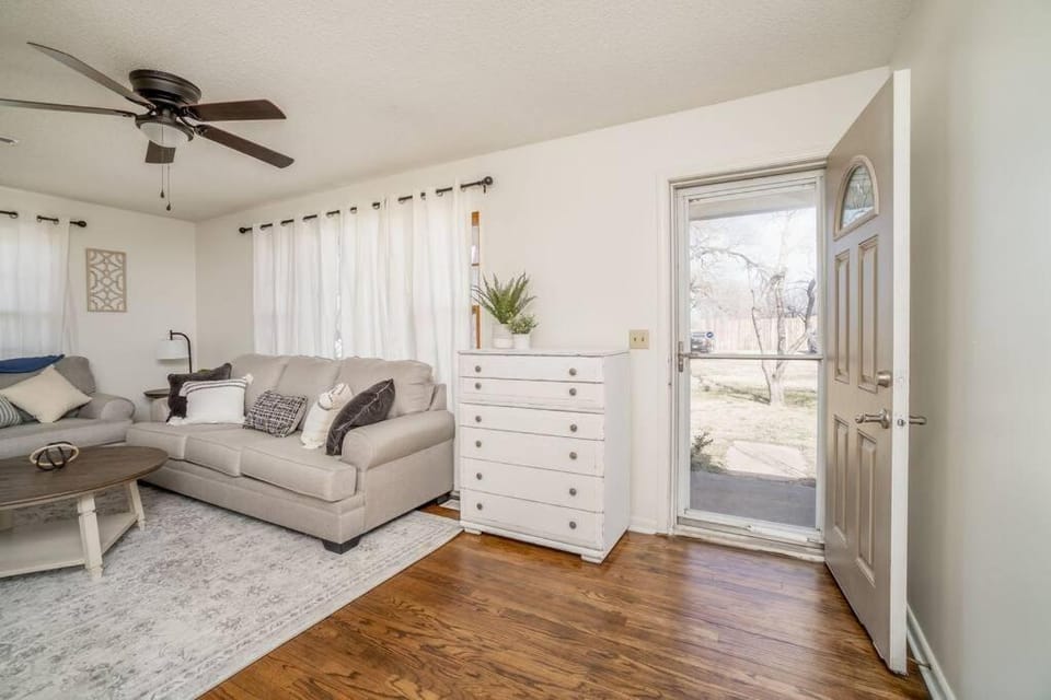 2 Bed 1 Bath Home w 2 Car Garage & Fenced Yard House in Wichita