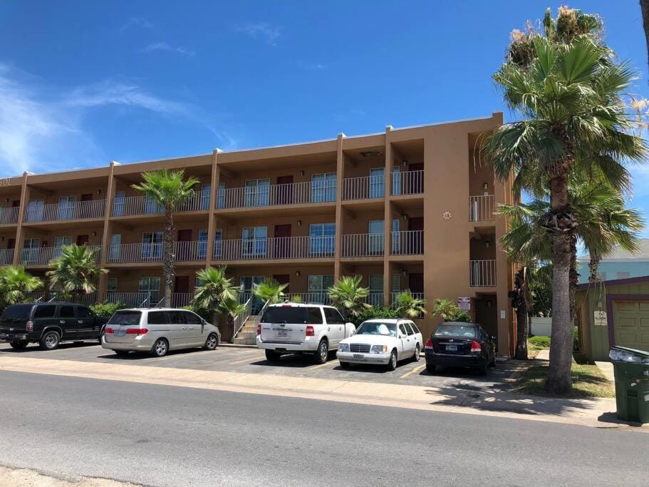 2 Bed 2 Bath 1st Fl Condo By Beach w Washer Dryer House in South Padre Island