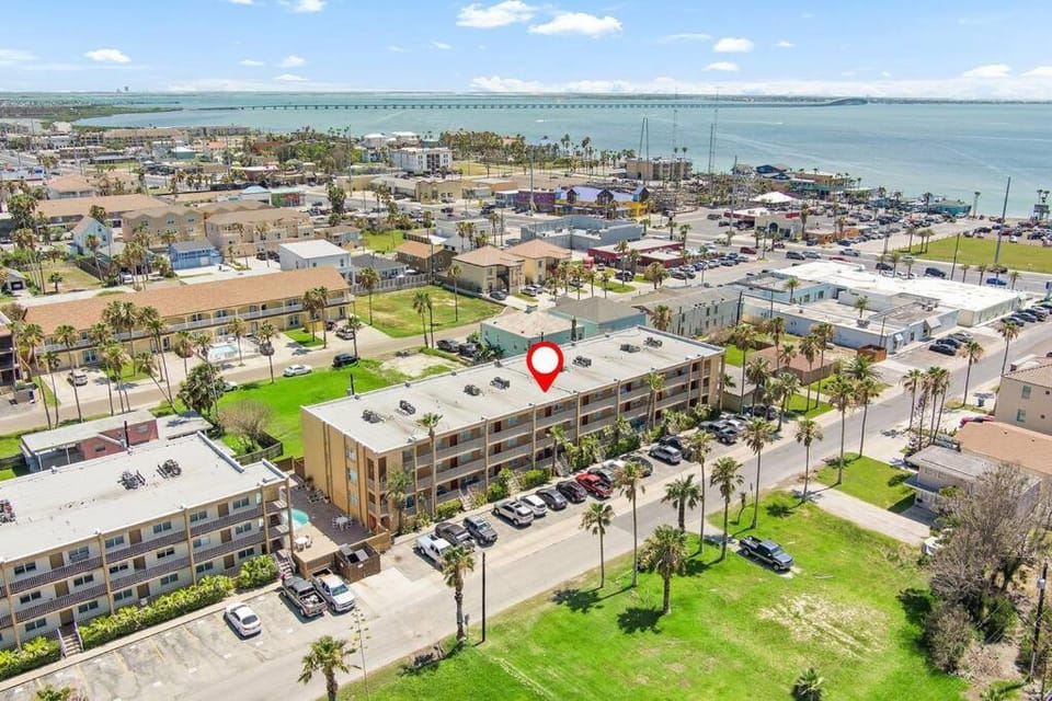 2 Bed 2 Bath 1st Fl Condo By Beach w Washer Dryer House in South Padre Island
