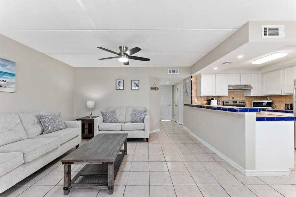 2 Bed 1 Bath Condo By Beach & Entertainment House in South Padre Island