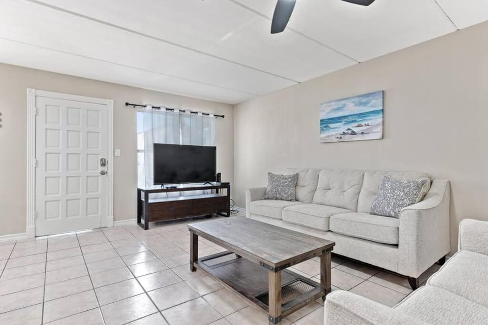 2 Bed 1 Bath Condo By Beach & Entertainment House in South Padre Island