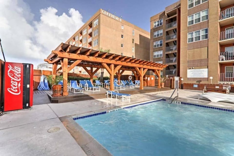 1 Bedroom Studio Near Beach w Pool & Amenities House in South Padre Island