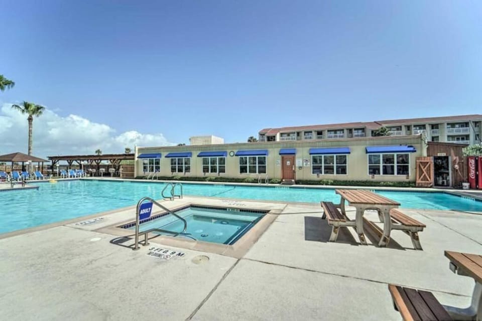 1 Bedroom Studio Near Beach w Pool & Amenities House in South Padre Island