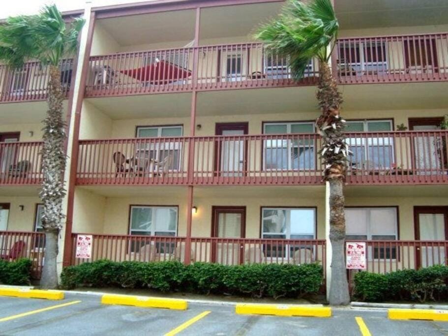 1st Floor 2 Bd 2 Ba Condo w Beach View& Pool House in South Padre Island