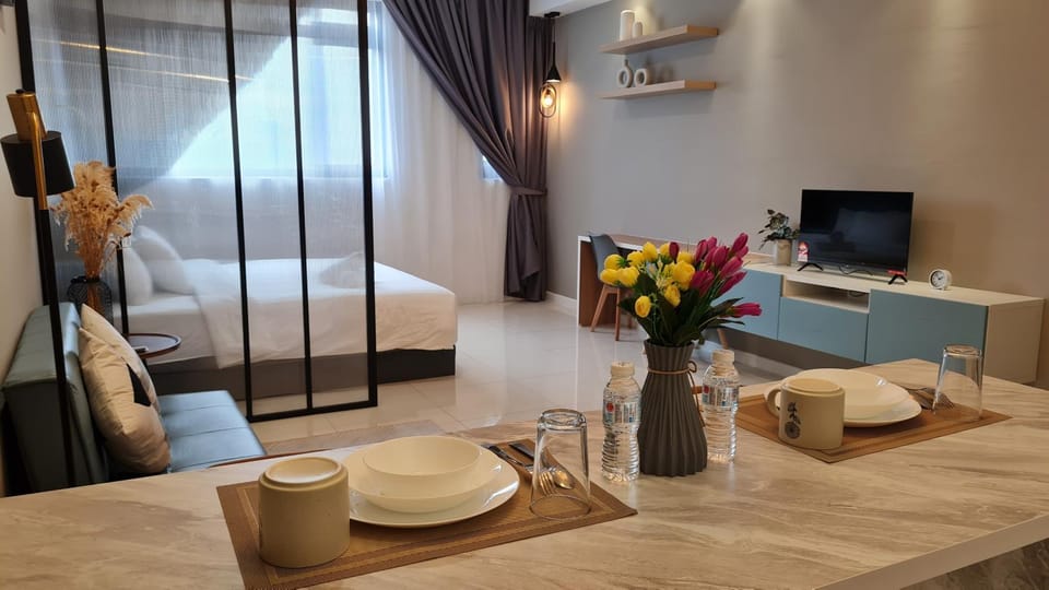 TV and multimedia, Living room, Photo of the whole room, Seating area, Bedroom