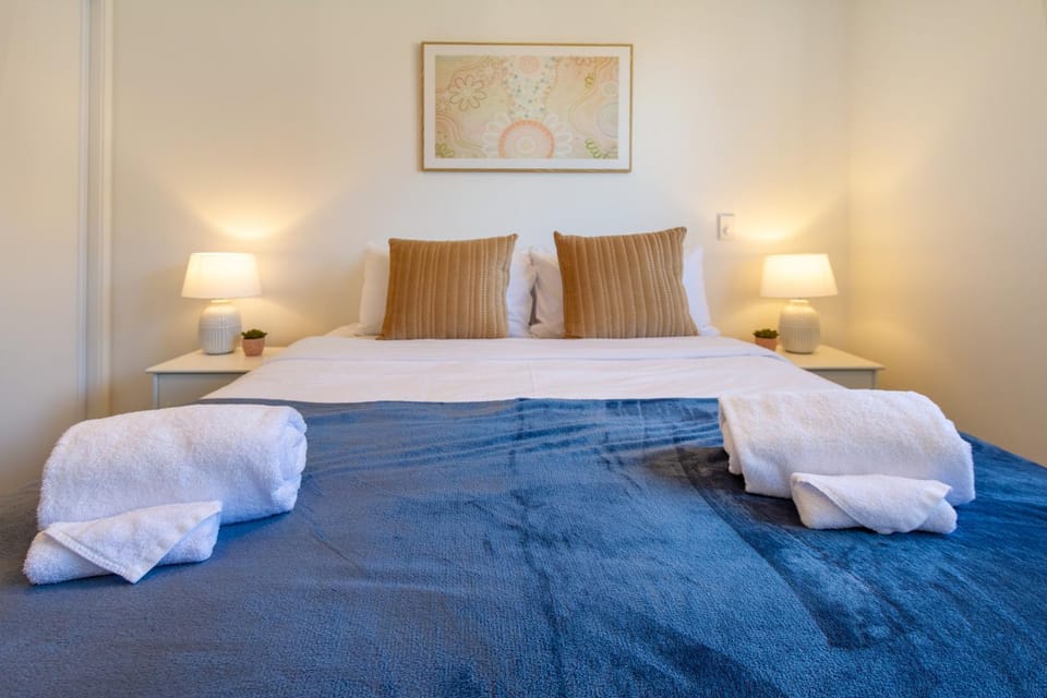 Bed, Photo of the whole room, Bedroom, towels