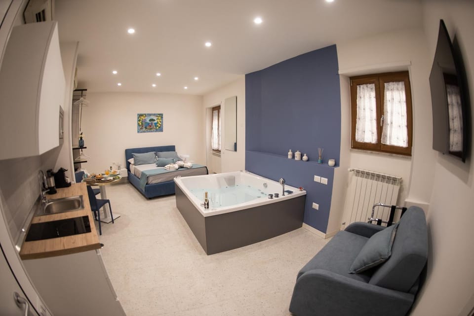 Bed, Hot Tub, TV and multimedia, Photo of the whole room