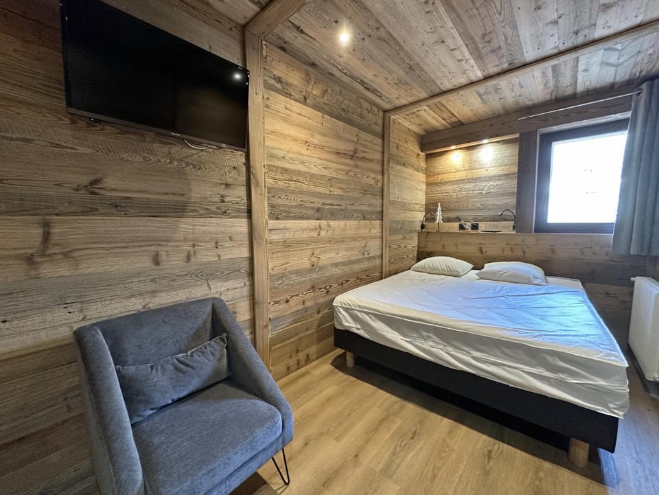 Bed, TV and multimedia, Photo of the whole room, Bedroom