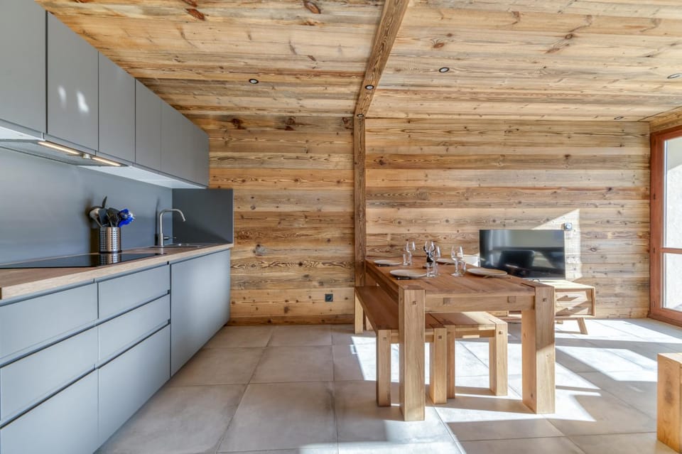 TV and multimedia, Kitchen or kitchenette, Dining area, stove, kitchen