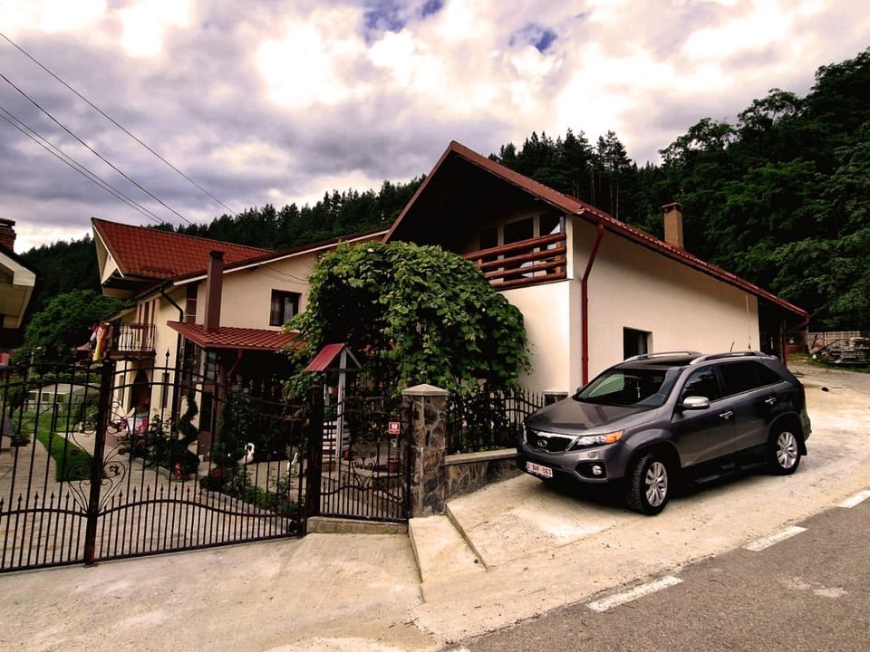 Property building, Day, Street view, Parking