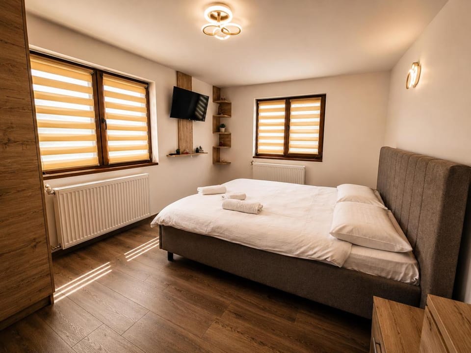 Bed, TV and multimedia, Bedroom