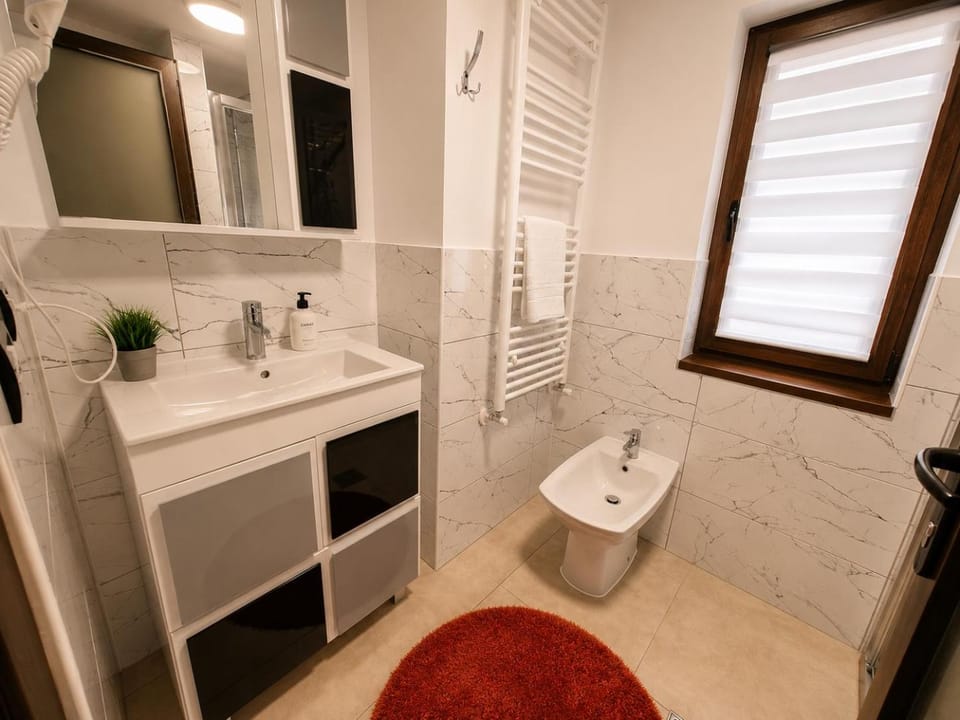 Shower, Toilet, Bathroom, towels