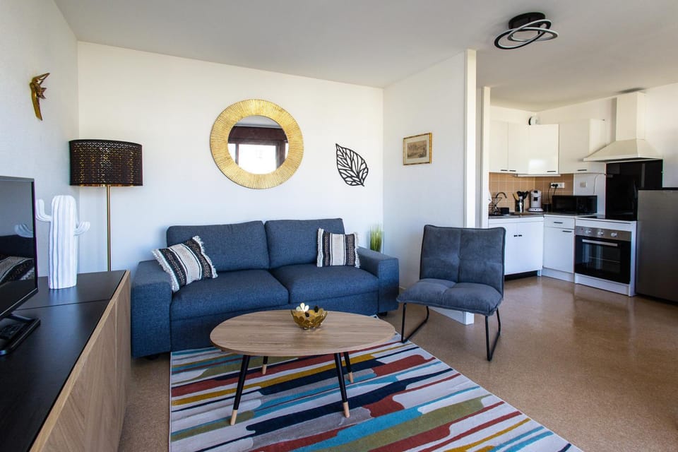 Communal lounge/ TV room, TV and multimedia, Kitchen or kitchenette, Living room, minibar, pet friendly, stove