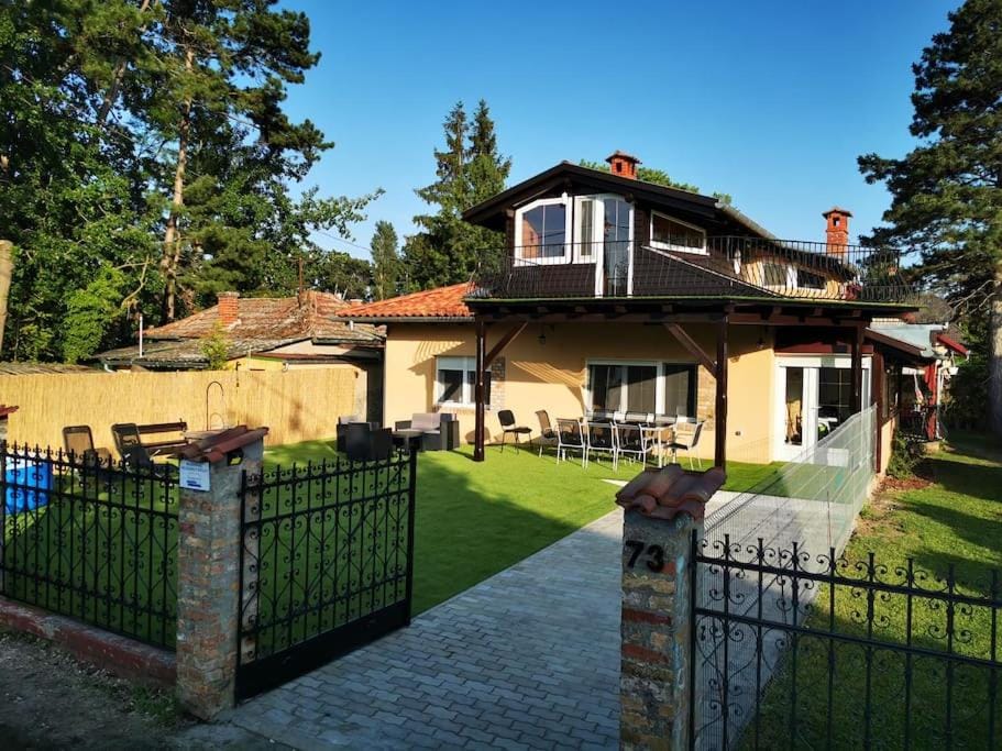 Property building, Garden, Parking