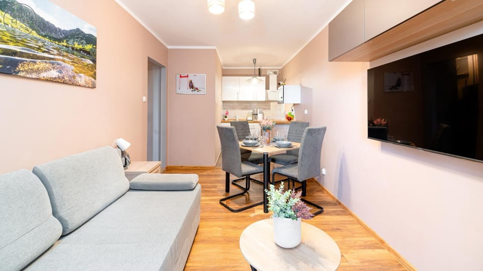 Kitchen or kitchenette, Living room, Seating area, Dining area