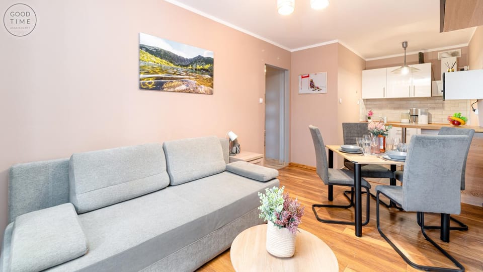 Kitchen or kitchenette, Living room, Seating area, Dining area