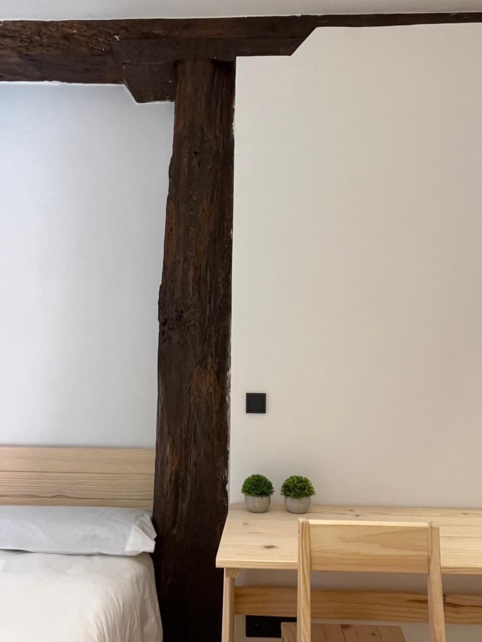 Bed, Seating area, Bedroom