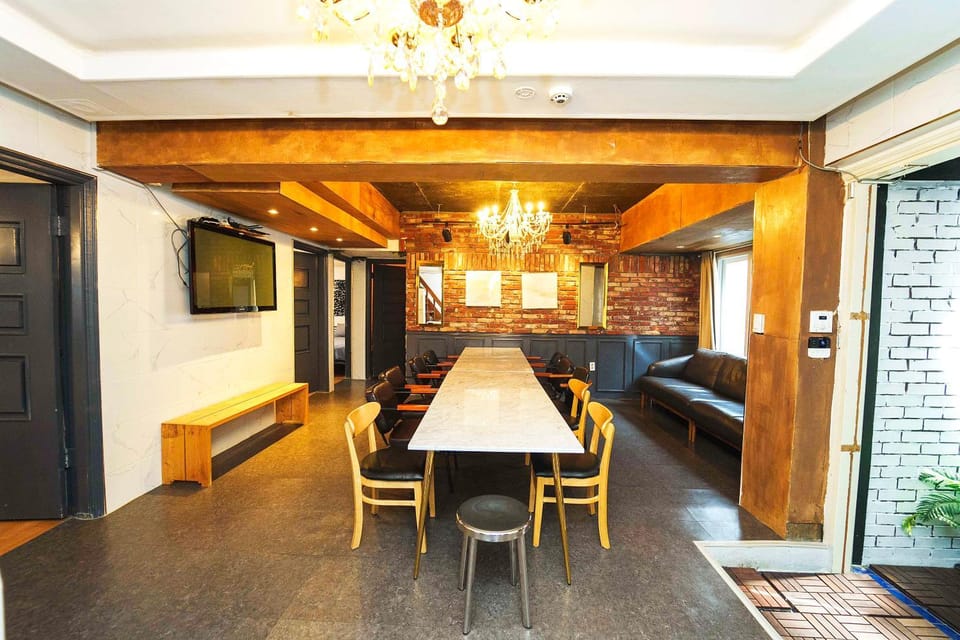 Communal lounge/ TV room, TV and multimedia, Living room, Seating area, Dining area