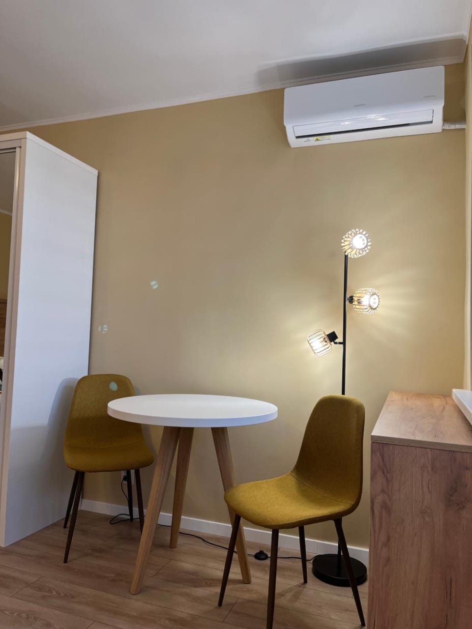 Seating area, Dining area
