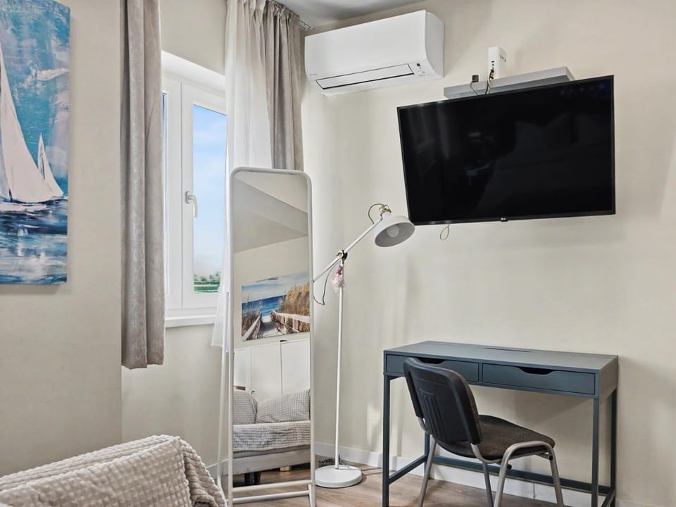 TV and multimedia, Photo of the whole room, Seating area, internet, air conditioner