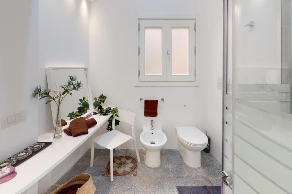 Shower, Toilet, Bathroom, bidet, towels