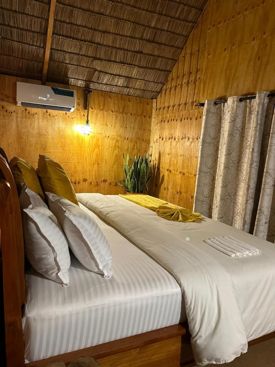 Bed, Photo of the whole room, Bedroom, air conditioner