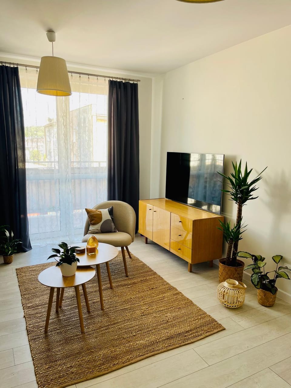TV and multimedia, Living room, Seating area, Evening entertainment