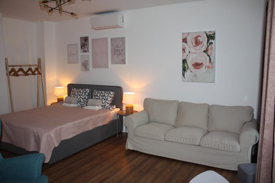 Bed, TV and multimedia, Living room, Seating area, Bedroom, children, young children, older children, cot, Certificate/Award, furniture, internet, air conditioner