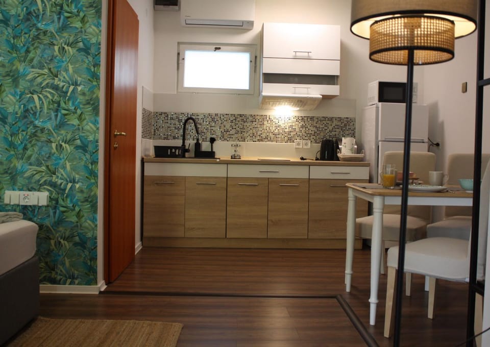 Kitchen or kitchenette, Dining area, children, young children, older children, Certificate/Award, minibar, stove, toaster, kitchen, air conditioner