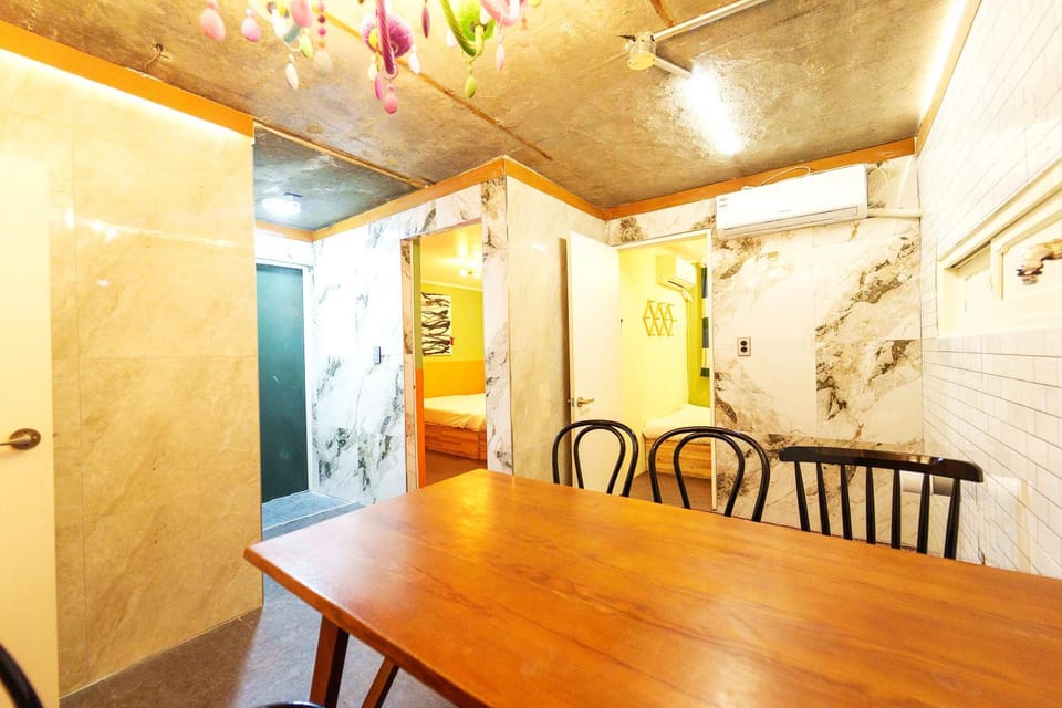 Living room, Seating area, air conditioner