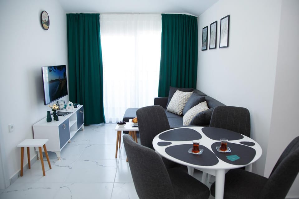 TV and multimedia, Living room, Seating area, Dining area
