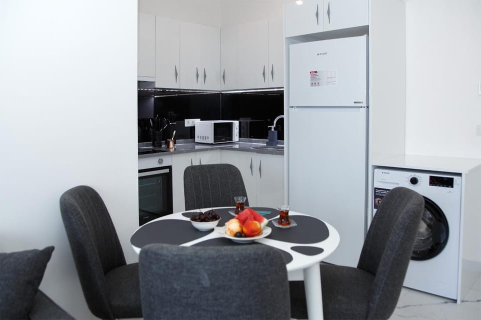 Coffee/tea facilities, Kitchen or kitchenette, Living room, Seating area, oven